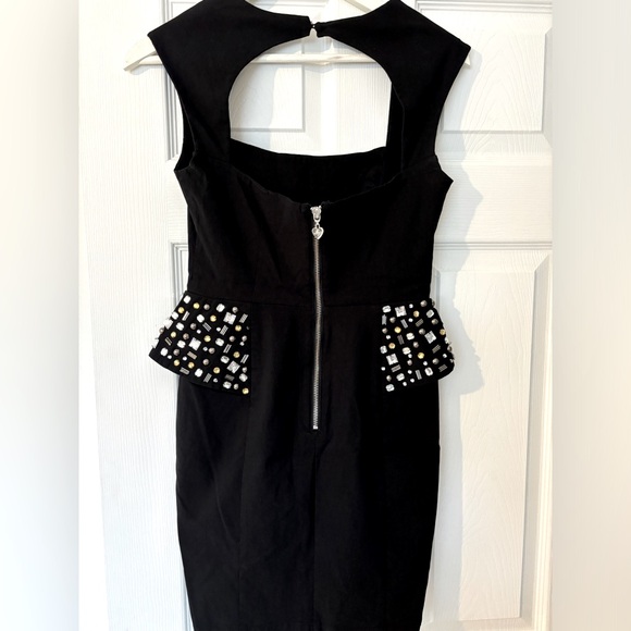 LIPSY LONDON SIZE 6 BLACK JEWELLED PEPLUM DRESS - Picture 2 of 2